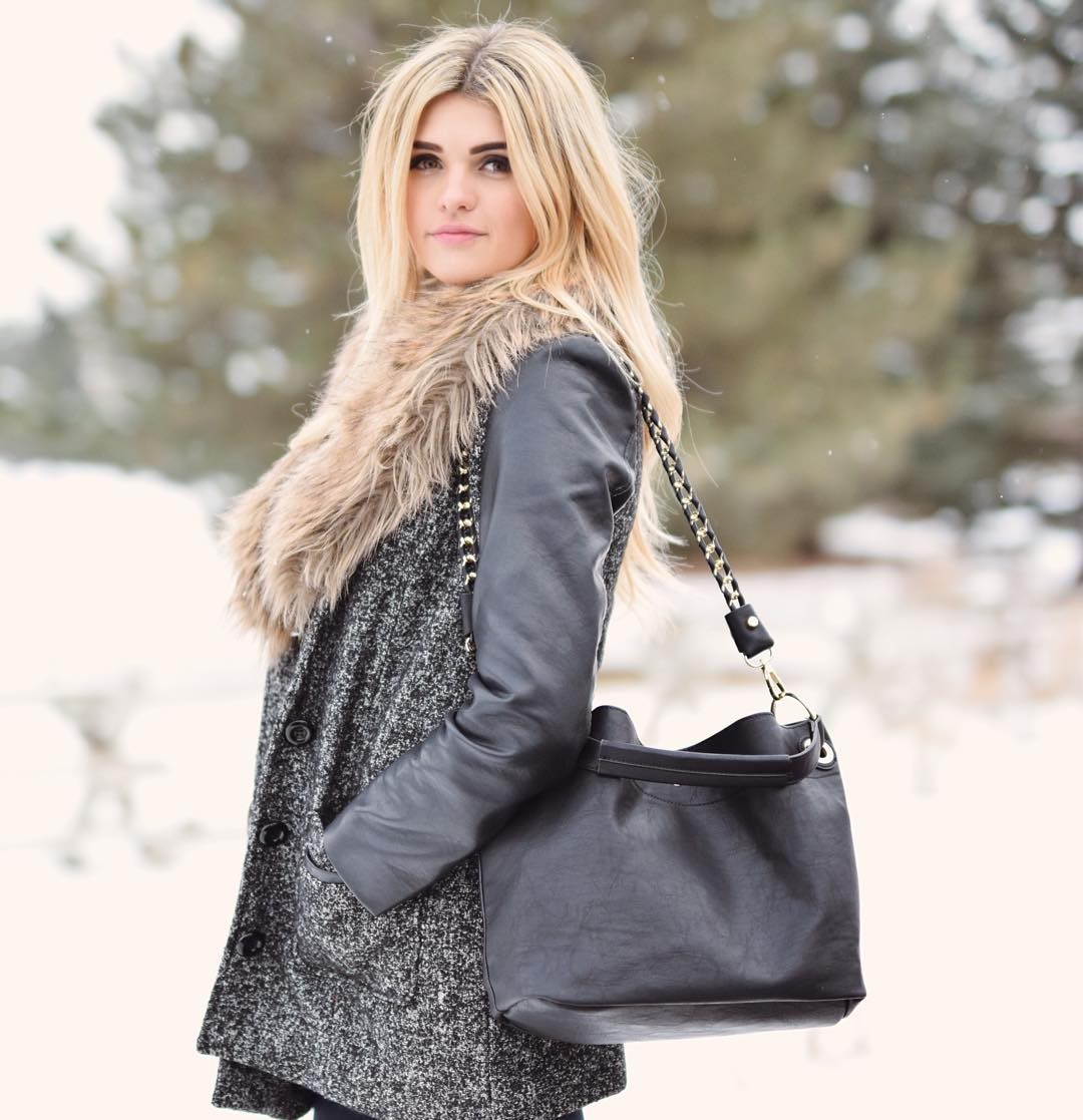 Want this Ramsey Hobo for Christmas?!  overnight it so you can get it in time! It's never to late  @kourtneybjarnson : @_johnsonshae  #fashion #purse #winter #snowy #cold #winterfashion #handbag #blackpurse #hobo #ootd