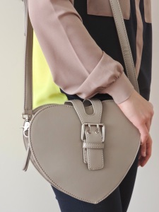heart-shaped-bag
